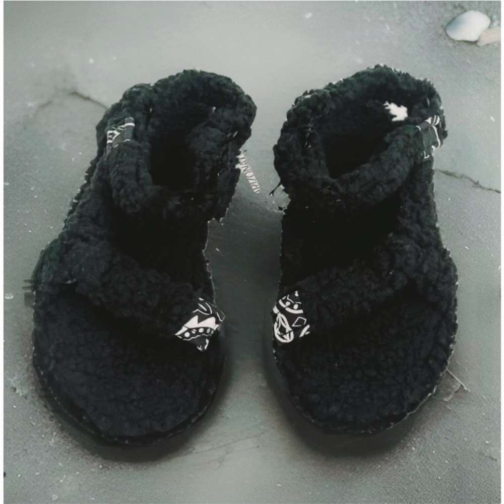 ARIZONA LOVE Trekky Faux Fur Bandana Sandals - Picture 5 of 7